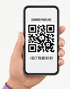 Main tenant un téléphone qui scanne un QR code